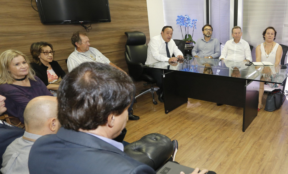 Uma comissão da Secretaria da Educação e o líder do Governo do Paraná na Assembleia Legislativa, deputado Hussein Bakri, se reuniram nesta terça-feira (19) com representantes do sindicato dos professores da rede estadual para ouvir as demandas da categoria e apresentar as propostas da pasta para o fortalecimento da gestão pedagógica das escolas.  -  .Curitiba, 19-02-19.Foto: Arnaldo Alves / ANPr.