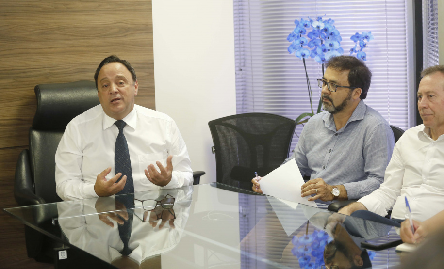 Uma comissão da Secretaria da Educação e o líder do Governo do Paraná na Assembleia Legislativa, deputado Hussein Bakri, se reuniram nesta terça-feira (19) com representantes do sindicato dos professores da rede estadual para ouvir as demandas da categoria e apresentar as propostas da pasta para o fortalecimento da gestão pedagógica das escolas.  -  .Curitiba, 19-02-19.Foto: Arnaldo Alves / ANPr.