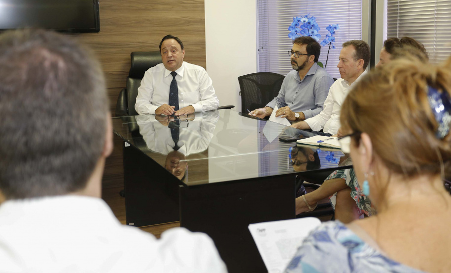 Uma comissão da Secretaria da Educação e o líder do Governo do Paraná na Assembleia Legislativa, deputado Hussein Bakri, se reuniram nesta terça-feira (19) com representantes do sindicato dos professores da rede estadual para ouvir as demandas da categoria e apresentar as propostas da pasta para o fortalecimento da gestão pedagógica das escolas.  -  .Curitiba, 19-02-19.Foto: Arnaldo Alves / ANPr.