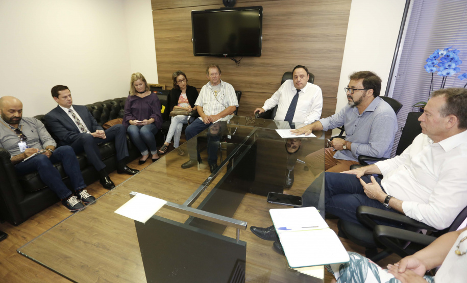 Uma comissão da Secretaria da Educação e o líder do Governo do Paraná na Assembleia Legislativa, deputado Hussein Bakri, se reuniram nesta terça-feira (19) com representantes do sindicato dos professores da rede estadual para ouvir as demandas da categoria e apresentar as propostas da pasta para o fortalecimento da gestão pedagógica das escolas.  -  .Curitiba, 19-02-19.Foto: Arnaldo Alves / ANPr.