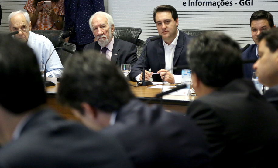 O governador Carlos Massa Ratinho Junior viaja neste sábado (23) para os Estados Unidos. A agenda inclui reuniões com startups de agronegócio e encontros com empresários do Vale do Silício. O objetivo é trazer soluções tecnológicas de Agrotech, do cultivo à logística de distribuição, que poderão ser aplicadas no Paraná. O vice-governador Darci Piana ficará à frente da administração estadual.. Curitiba,19/02/2019 Foto:Jaelson Lucas / ANPr