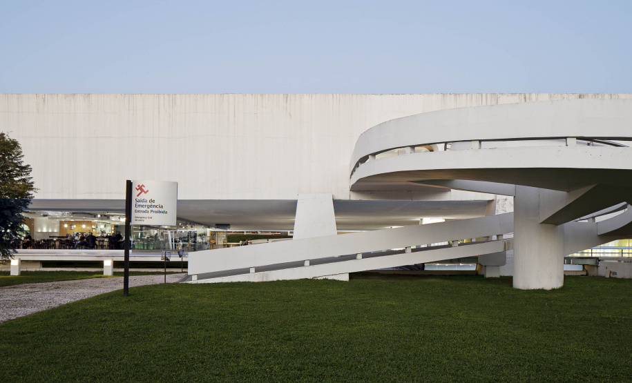 x-default O Museu Oscar Niemeyer (MON) funcionará normalmente no final de semana e no feriado de Carnaval. Abre no sábado, domingo e terça, no horário das 10h às 18h. Na quarta-feira, além da entrada gratuita, o horário é estendido até às 20h, por ser a primeira semana do mês. Foto: Leonardo Finotti/MON