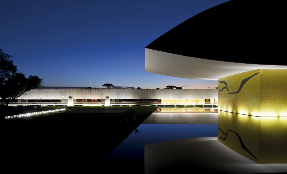 x-default O Museu Oscar Niemeyer (MON) funcionará normalmente no final de semana e no feriado de Carnaval. Abre no sábado, domingo e terça, no horário das 10h às 18h. Na quarta-feira, além da entrada gratuita, o horário é estendido até às 20h, por ser a primeira semana do mês. Foto: Leonardo Finotti/MON