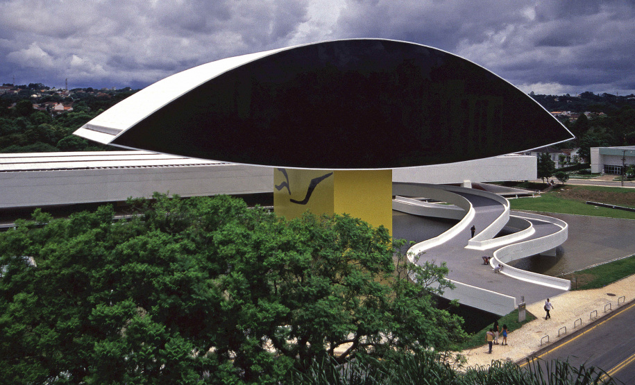 x-default O Museu Oscar Niemeyer (MON) funcionará normalmente no final de semana e no feriado de Carnaval. Abre no sábado, domingo e terça, no horário das 10h às 18h. Na quarta-feira, além da entrada gratuita, o horário é estendido até às 20h, por ser a primeira semana do mês. Foto: Leonardo Finotti/MON