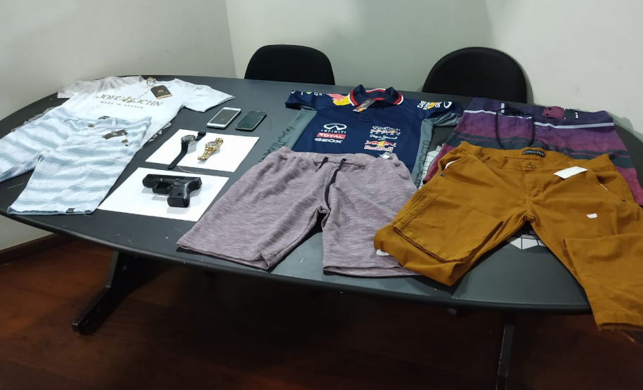 O Centro de Operações Policiais Especiais (Cope), da Polícia Civil do Paraná, prendeu nesta terça-feira (19) Leonardo de Sena, 24 anos, suspeito de assaltar uma joalheria do Shopping Mueller, de Curitiba. O rapaz, que é foragido da prisão, foi encontrado pelos policiais no bairro Sitio Cercado, menos de 24 horas após o assalto. - Curitiba, 20/02/2019 - Foto: Divulgação SESP