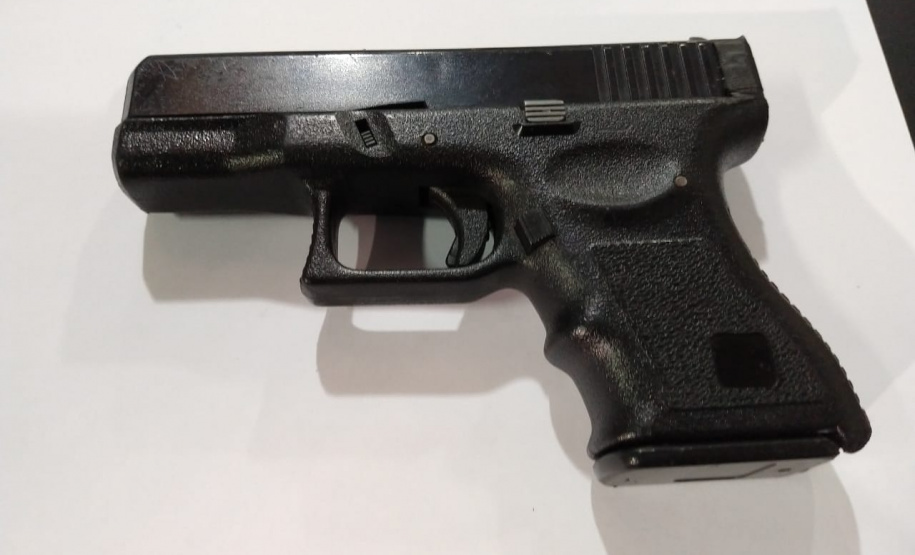 O Centro de Operações Policiais Especiais (Cope), da Polícia Civil do Paraná, prendeu nesta terça-feira (19) Leonardo de Sena, 24 anos, suspeito de assaltar uma joalheria do Shopping Mueller, de Curitiba. O rapaz, que é foragido da prisão, foi encontrado pelos policiais no bairro Sitio Cercado, menos de 24 horas após o assalto. - Curitiba, 20/02/2019 - Foto: Divulgação SESP