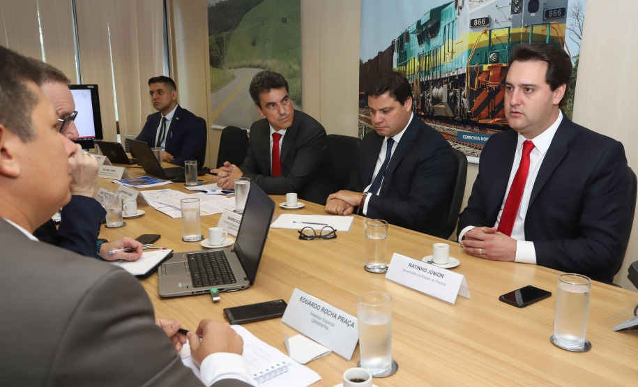 O governador Carlos Massa Ratinho Junior e o secretário de Infraestrutura e Logística, Sandro Alex, levaram nesta quarta-feira (20) ao Secretário Nacional de Transportes Terrestres, Jamil Megid Junior, a proposta de inclusão das rodovias PR-092 (Norte Pioneiro), PR-323 (Noroeste), PR-280 (Sudoeste), além da ligação entre Campo Mourão e Guarapuava, no pacote de concessões do governo federal. A reunião do grupo de trabalho aconteceu em Brasília. Foto: Rodrigo Felix Leal/ANPr
