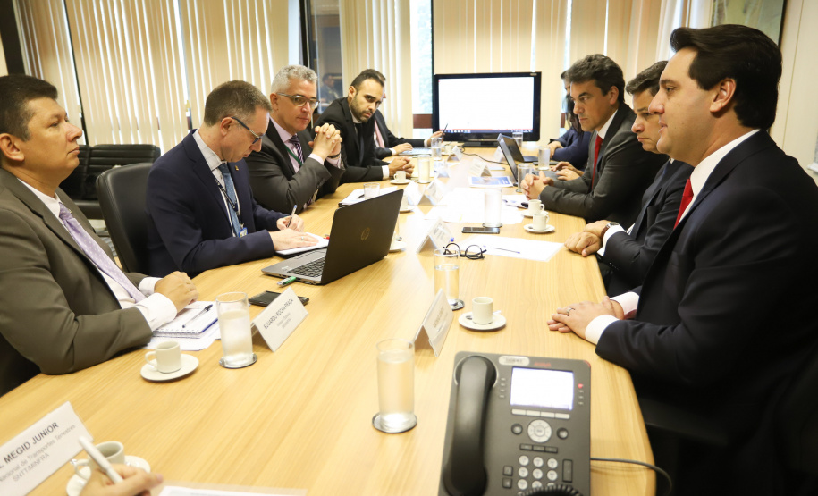 O governador Carlos Massa Ratinho Junior e o secretário de Infraestrutura e Logística, Sandro Alex, levaram nesta quarta-feira (20) ao Secretário Nacional de Transportes Terrestres, Jamil Megid Junior, a proposta de inclusão das rodovias PR-092 (Norte Pioneiro), PR-323 (Noroeste), PR-280 (Sudoeste), além da ligação entre Campo Mourão e Guarapuava, no pacote de concessões do governo federal. A reunião do grupo de trabalho aconteceu em Brasília. Foto: Rodrigo Felix Leal/ANPr