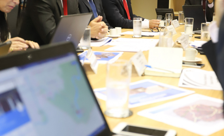 O governador Carlos Massa Ratinho Junior e o secretário de Infraestrutura e Logística, Sandro Alex, levaram nesta quarta-feira (20) ao Secretário Nacional de Transportes Terrestres, Jamil Megid Junior, a proposta de inclusão das rodovias PR-092 (Norte Pioneiro), PR-323 (Noroeste), PR-280 (Sudoeste), além da ligação entre Campo Mourão e Guarapuava, no pacote de concessões do governo federal. A reunião do grupo de trabalho aconteceu em Brasília. Foto: Rodrigo Felix Leal/ANPr