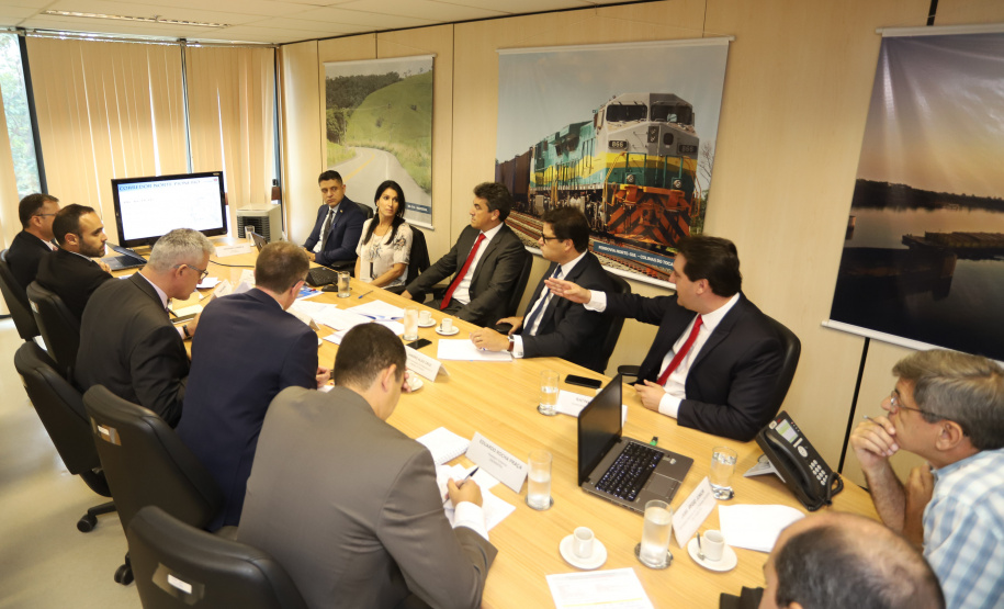 O governador Carlos Massa Ratinho Junior e o secretário de Infraestrutura e Logística, Sandro Alex, levaram nesta quarta-feira (20) ao Secretário Nacional de Transportes Terrestres, Jamil Megid Junior, a proposta de inclusão das rodovias PR-092 (Norte Pioneiro), PR-323 (Noroeste), PR-280 (Sudoeste), além da ligação entre Campo Mourão e Guarapuava, no pacote de concessões do governo federal. A reunião do grupo de trabalho aconteceu em Brasília. Foto: Rodrigo Felix Leal/ANPr