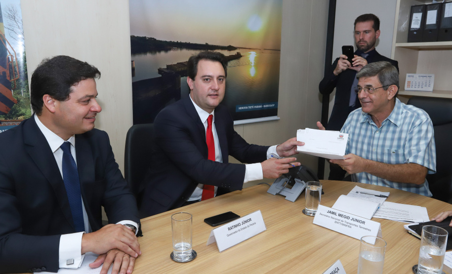O governador Carlos Massa Ratinho Junior e o secretário de Infraestrutura e Logística, Sandro Alex, levaram nesta quarta-feira (20) ao Secretário Nacional de Transportes Terrestres, Jamil Megid Junior, a proposta de inclusão das rodovias PR-092 (Norte Pioneiro), PR-323 (Noroeste), PR-280 (Sudoeste), além da ligação entre Campo Mourão e Guarapuava, no pacote de concessões do governo federal. A reunião do grupo de trabalho aconteceu em Brasília. Foto: Rodrigo Felix Leal/ANPr