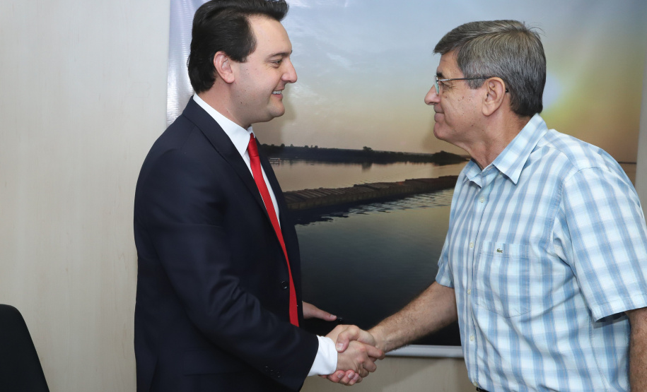 O governador Carlos Massa Ratinho Junior e o secretário de Infraestrutura e Logística, Sandro Alex, levaram nesta quarta-feira (20) ao Secretário Nacional de Transportes Terrestres, Jamil Megid Junior, a proposta de inclusão das rodovias PR-092 (Norte Pioneiro), PR-323 (Noroeste), PR-280 (Sudoeste), além da ligação entre Campo Mourão e Guarapuava, no pacote de concessões do governo federal. A reunião do grupo de trabalho aconteceu em Brasília. Foto: Rodrigo Felix Leal/ANPr