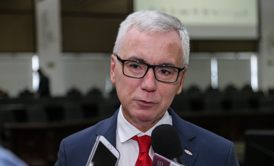 O governador Carlos Massa Ratinho Junior participa da solenidade que formaliza a Força-Tarefa Infância Segura de Prevenção e Combate a Crimes Contra a Criança, nesta quinta-feira (21) no Palácio da Justiça. Na foto, o presidente da Ordem dos Advogados do Brasi (OAB), Cássio Lisandro Telles. - Curitiba, 21/02/2019 - Foto: Geraldo Bubniak/ANPr
