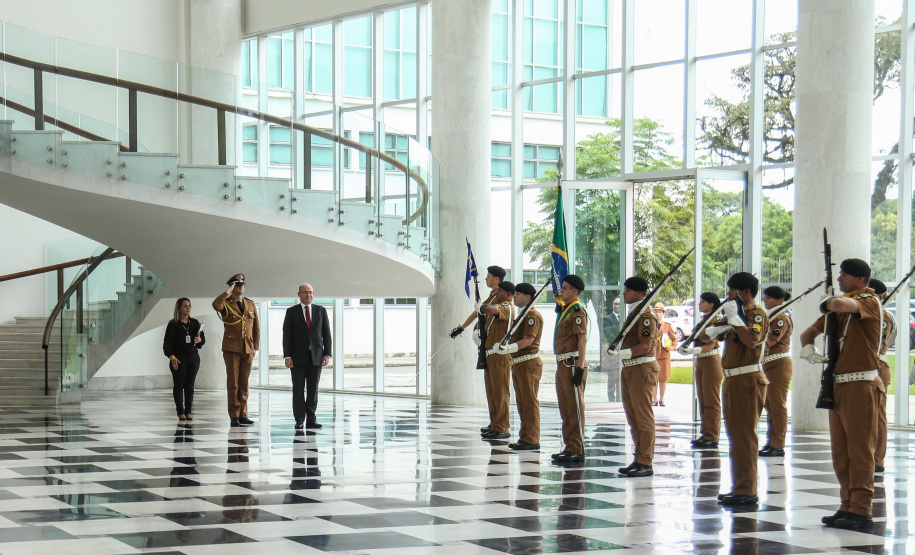 O governador Carlos Massa Ratinho Junior recebe o Embaixador da República da Tunísia no Brasil Mohamed Hedi Soltani e o primeiro Secretário Amine Sayeb, nesta quinta-feira (21) no Palácio Iguaçu. Curitiba, 21/02/2019 - Foto: Geraldo Bubniak/ANPr