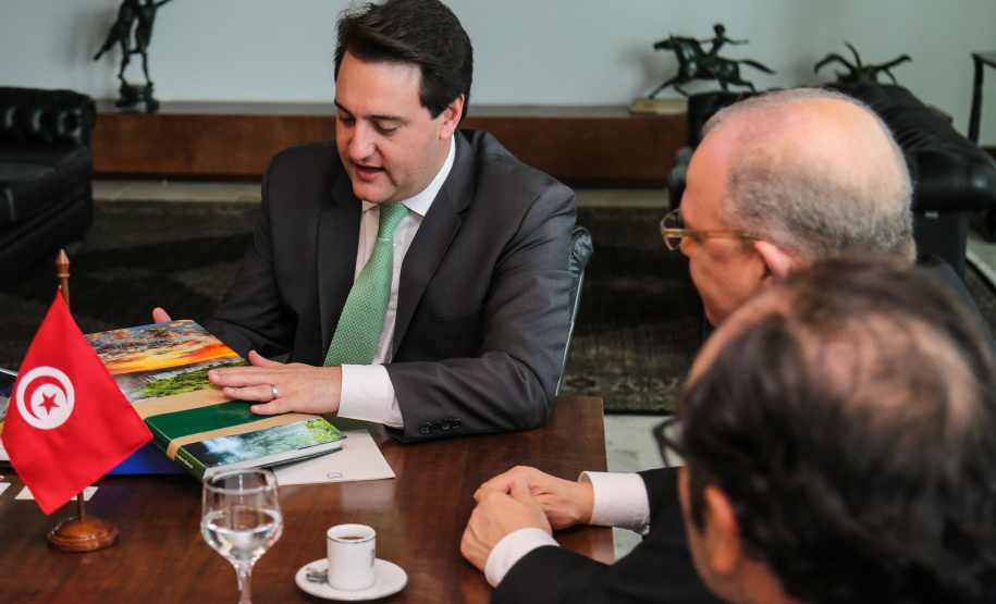 O governador Carlos Massa Ratinho Junior recebe o Embaixador da República da Tunísia no Brasil Mohamed Hedi Soltani e o primeiro Secretário Amine Sayeb, nesta quinta-feira (21) no Palácio Iguaçu. Curitiba, 21/02/2019 - Foto: Geraldo Bubniak/ANPr