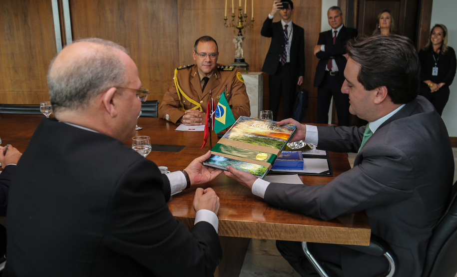 O governador Carlos Massa Ratinho Junior recebe o Embaixador da República da Tunísia no Brasil Mohamed Hedi Soltani e o primeiro Secretário Amine Sayeb, nesta quinta-feira (21) no Palácio Iguaçu. Curitiba, 21/02/2019 - Foto: Geraldo Bubniak/ANPr