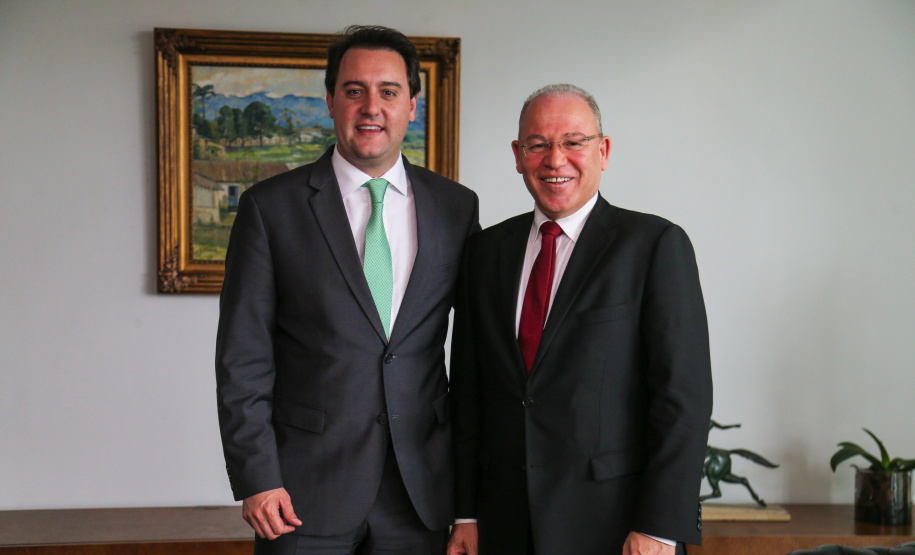 O governador Carlos Massa Ratinho Junior recebe o Embaixador da República da Tunísia no Brasil Mohamed Hedi Soltani e o primeiro Secretário Amine Sayeb, nesta quinta-feira (21) no Palácio Iguaçu. Curitiba, 21/02/2019 - Foto: Geraldo Bubniak/ANPr