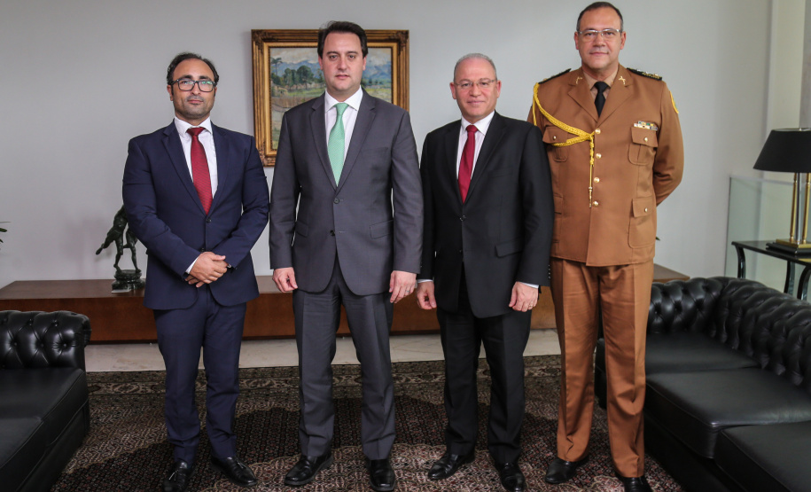 O governador Carlos Massa Ratinho Junior recebe o Embaixador da República da Tunísia no Brasil Mohamed Hedi Soltani e o primeiro Secretário Amine Sayeb, nesta quinta-feira (21) no Palácio Iguaçu. Curitiba, 21/02/2019 - Foto: Geraldo Bubniak/ANPr