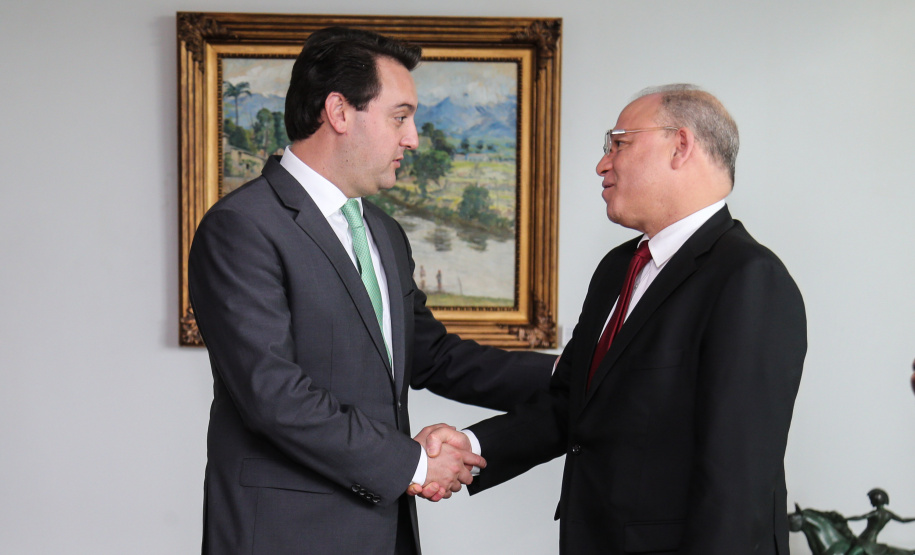 O governador Carlos Massa Ratinho Junior recebe o Embaixador da República da Tunísia no Brasil Mohamed Hedi Soltani e o primeiro Secretário Amine Sayeb, nesta quinta-feira (21) no Palácio Iguaçu. Curitiba, 21/02/2019 - Foto: Geraldo Bubniak/ANPr