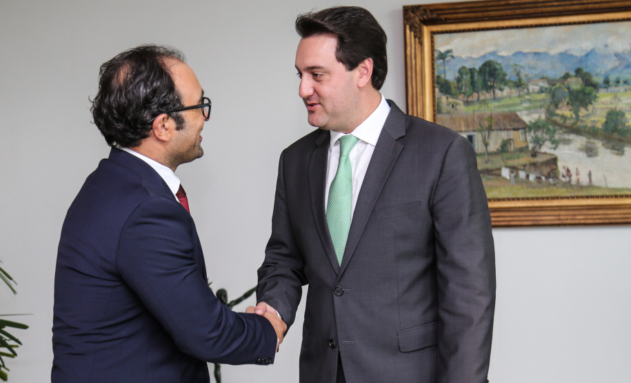 O governador Carlos Massa Ratinho Junior recebe o Embaixador da República da Tunísia no Brasil Mohamed Hedi Soltani e o primeiro Secretário Amine Sayeb, nesta quinta-feira (21) no Palácio Iguaçu. Curitiba, 21/02/2019 - Foto: Geraldo Bubniak/ANPr