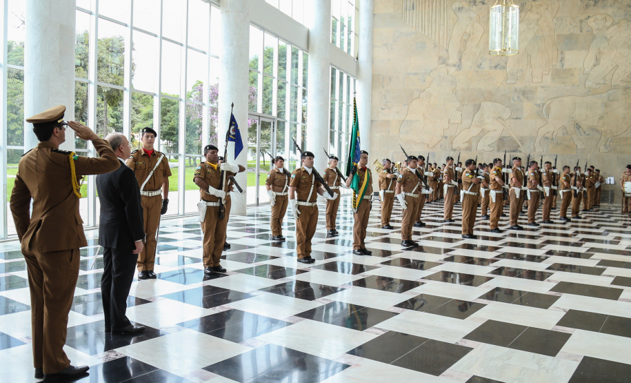 O governador Carlos Massa Ratinho Junior recebe o Embaixador da República da Tunísia no Brasil Mohamed Hedi Soltani e o primeiro Secretário Amine Sayeb, nesta quinta-feira (21) no Palácio Iguaçu. Curitiba, 21/02/2019 - Foto: Geraldo Bubniak/ANPr