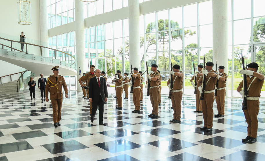 O governador Carlos Massa Ratinho Junior recebe o Embaixador da República da Tunísia no Brasil Mohamed Hedi Soltani e o primeiro Secretário Amine Sayeb, nesta quinta-feira (21) no Palácio Iguaçu. Curitiba, 21/02/2019 - Foto: Geraldo Bubniak/ANPr
