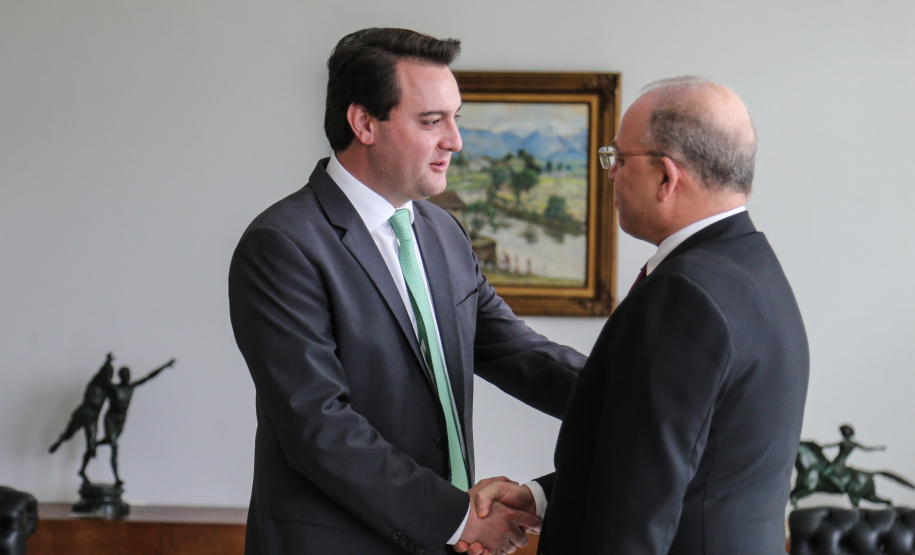 O governador Carlos Massa Ratinho Junior recebe o Embaixador da República da Tunísia no Brasil Mohamed Hedi Soltani e o primeiro Secretário Amine Sayeb, nesta quinta-feira (21) no Palácio Iguaçu. Curitiba, 21/02/2019 - Foto: Geraldo Bubniak/ANPr