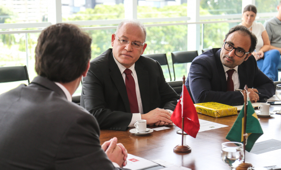 O governador Carlos Massa Ratinho Junior recebe o Embaixador da República da Tunísia no Brasil Mohamed Hedi Soltani e o primeiro Secretário Amine Sayeb, nesta quinta-feira (21) no Palácio Iguaçu. Curitiba, 21/02/2019 - Foto: Geraldo Bubniak/ANPr