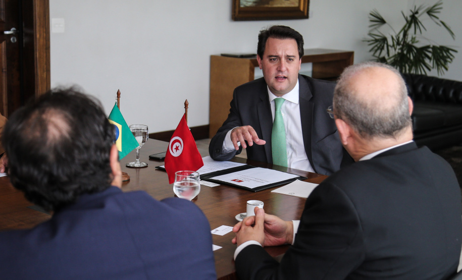 O governador Carlos Massa Ratinho Junior recebe o Embaixador da República da Tunísia no Brasil Mohamed Hedi Soltani e o primeiro Secretário Amine Sayeb, nesta quinta-feira (21) no Palácio Iguaçu. Curitiba, 21/02/2019 - Foto: Geraldo Bubniak/ANPr
