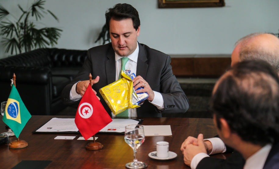 O governador Carlos Massa Ratinho Junior recebe o Embaixador da República da Tunísia no Brasil Mohamed Hedi Soltani e o primeiro Secretário Amine Sayeb, nesta quinta-feira (21) no Palácio Iguaçu. Curitiba, 21/02/2019 - Foto: Geraldo Bubniak/ANPr