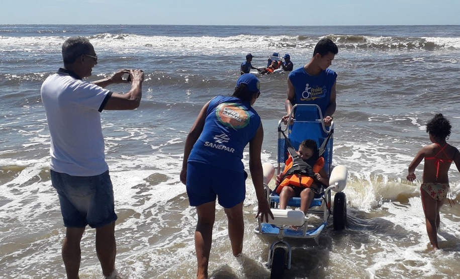 Cadeiras especiais para banho de mar para quem tem mobilidade reduzida ou deficiência - Foto: Sanepar