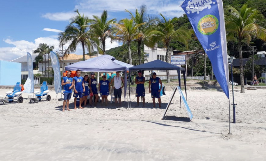 Praia Acessível: educadores da Sanepar treinados para auxiliar para uso das cadeiras - Foto: Sanepar
