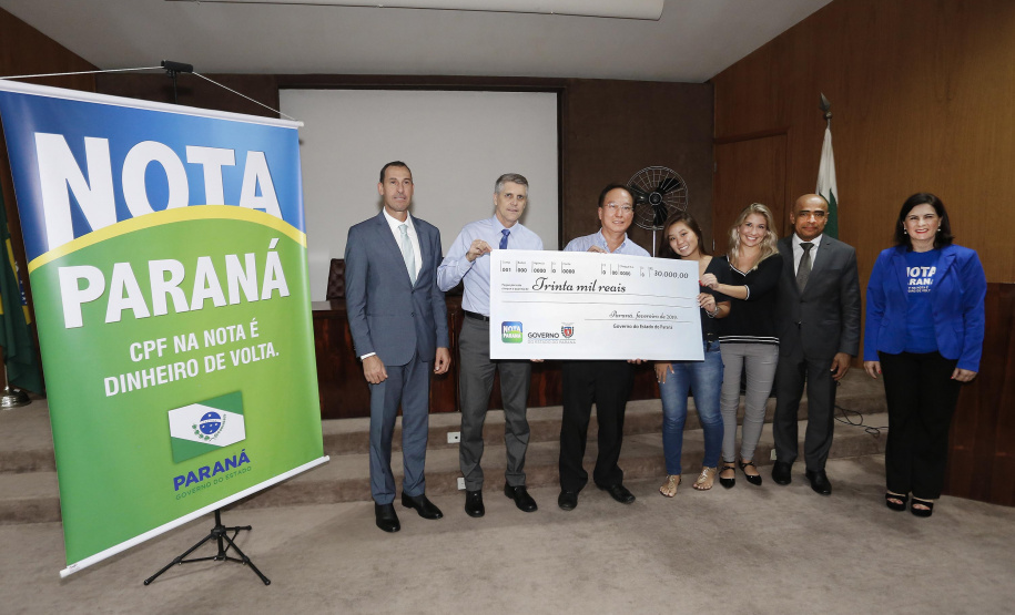 GOVERNO FAZ A ENTREGA DO 39º PRÊMIO DO PROGRAMA NOTA PARANÁ. A coordenadora do Nota Paraná, Marta Gambini, entregou nesta quinta-feira (21) os três principais prêmios do 39.º sorteio de fevereiro.Curitiba, 21-02-19.Foto: Arnaldo Alves / ANPr.