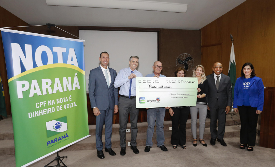 GOVERNO FAZ A ENTREGA DO 39º PRÊMIO DO PROGRAMA NOTA PARANÁ. A coordenadora do Nota Paraná, Marta Gambini, entregou nesta quinta-feira (21) os três principais prêmios do 39.º sorteio de fevereiro.Curitiba, 21-02-19.Foto: Arnaldo Alves / ANPr.