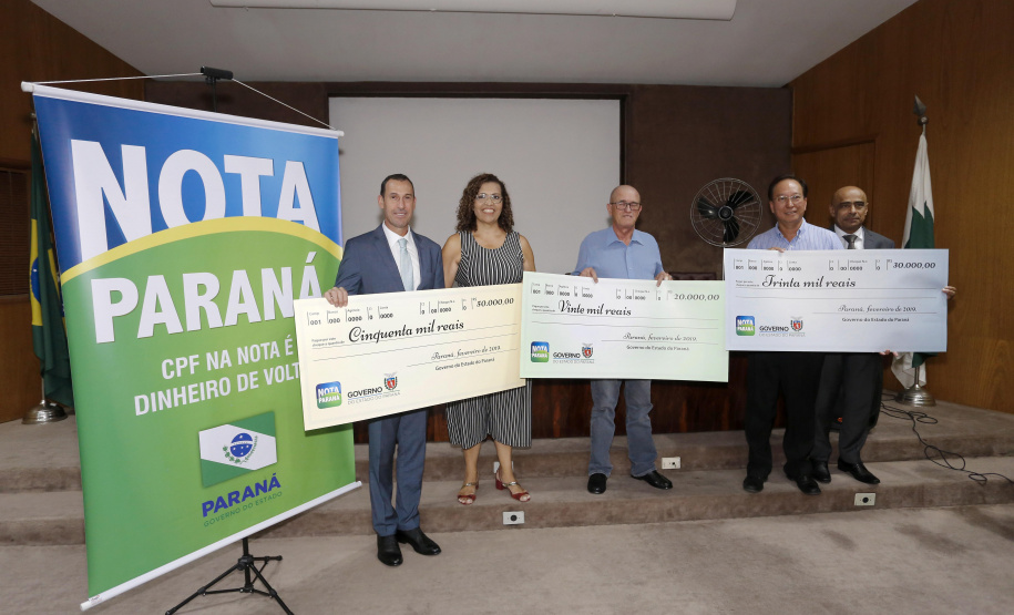 GOVERNO FAZ A ENTREGA DO 39º PRÊMIO DO PROGRAMA NOTA PARANÁ. A coordenadora do Nota Paraná, Marta Gambini, entregou nesta quinta-feira (21) os três principais prêmios do 39.º sorteio de fevereiro.Curitiba, 21-02-19.Foto: Arnaldo Alves / ANPr.