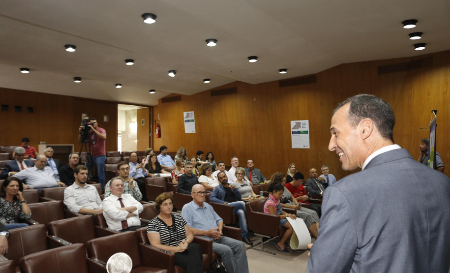 GOVERNO FAZ A ENTREGA DO 39º PRÊMIO DO PROGRAMA NOTA PARANÁ. A coordenadora do Nota Paraná, Marta Gambini, entregou nesta quinta-feira (21) os três principais prêmios do 39.º sorteio de fevereiro. N/F: Luiz Fernandes Moraes Jr, coordenador da Receita Estadual.Curitiba, 21-02-19.Foto: Arnaldo Alves / ANPr.