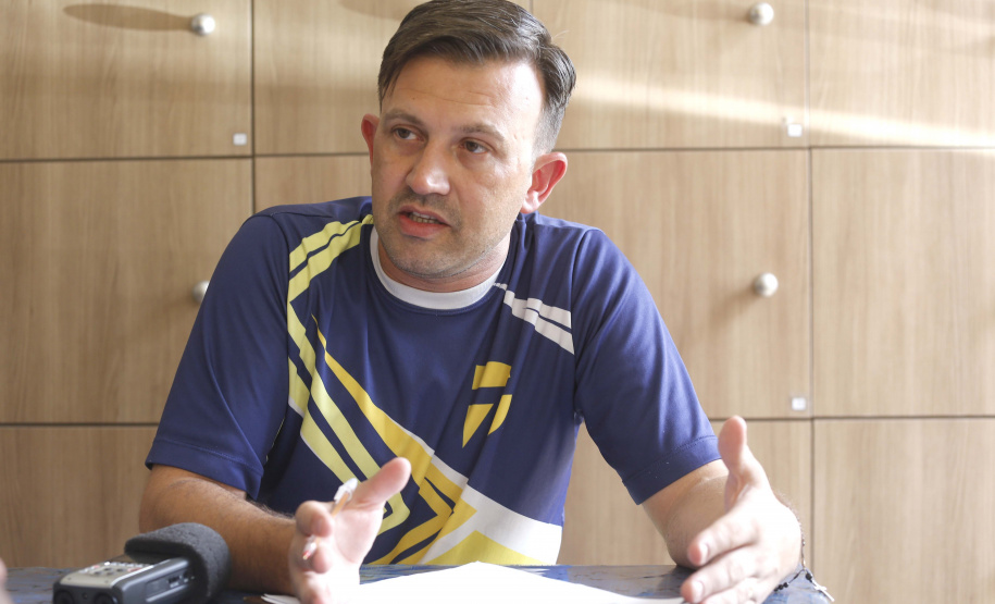 Alunos do Colégio Estadual Padre Cláudio Morelli, no Umbará, constroem robô para participar do torneio de robótica First Lego League. prof. Thadeu Miqueletto (foto).Curitiba, 18-02-19Foto: Arnaldo Alves / ANPr.