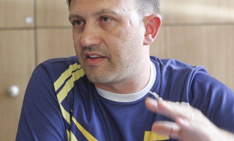 Alunos do Colégio Estadual Padre Cláudio Morelli, no Umbará, constroem robô para participar do torneio de robótica First Lego League. prof. Thadeu Miqueletto (foto).Curitiba, 18-02-19Foto: Arnaldo Alves / ANPr.