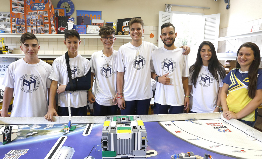 Alunos do Colégio Estadual Padre Cláudio Morelli, no Umbará, constroem robô para participar do torneio de robótica First Lego League.Curitiba, 18-02-19Foto: Arnaldo Alves / ANPr.