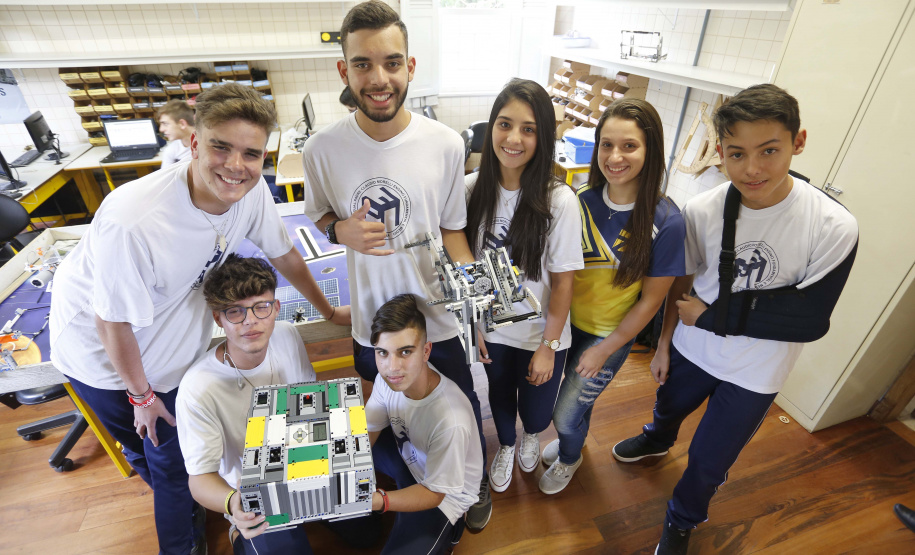 Alunos do Colégio Estadual Padre Cláudio Morelli, no Umbará, constroem robô para participar do torneio de robótica First Lego League.Curitiba, 18-02-19Foto: Arnaldo Alves / ANPr.