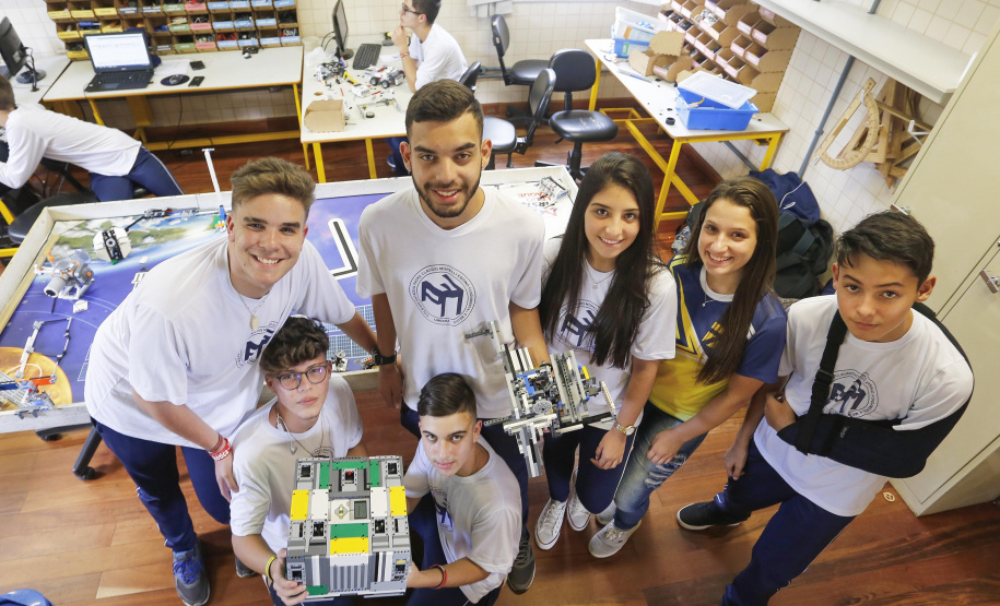 Alunos do Colégio Estadual Padre Cláudio Morelli, no Umbará, constroem robô para participar do torneio de robótica First Lego League.Curitiba, 18-02-19Foto: Arnaldo Alves / ANPr.