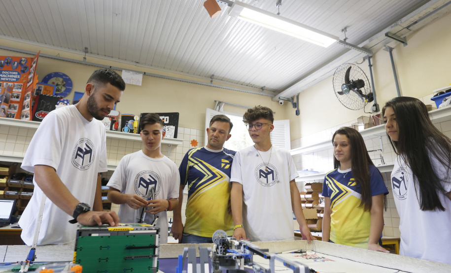 Alunos do Colégio Estadual Padre Cláudio Morelli, no Umbará, constroem robô para participar do torneio de robótica First Lego League.Curitiba, 18-02-19Foto: Arnaldo Alves / ANPr.