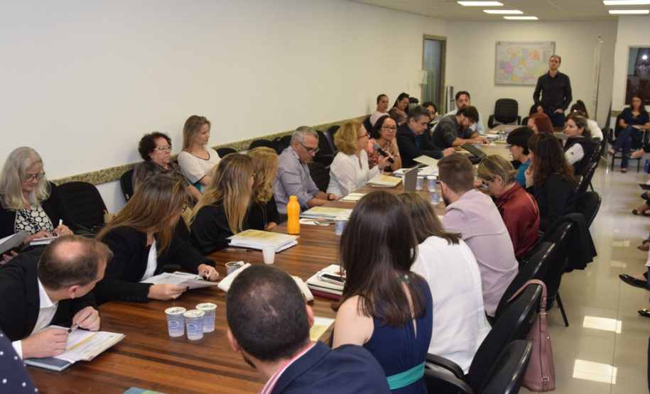 A Secretaria de Estado da Saúde em Curitiba, uma reunião para alinhamento das estratégias de controle da febre amarela. Além do Paraná, participam representantes de Santa Catarina, Rio Grande do Sul e de São Paulo, além do Ministério da Saúde e da Organização Panamericana de Saúde (Opas), com o apoio do Conselho Nacional de Secretários da Saúde. - Curitiba, 21/02/2019 - Foto: Divulgação SESA