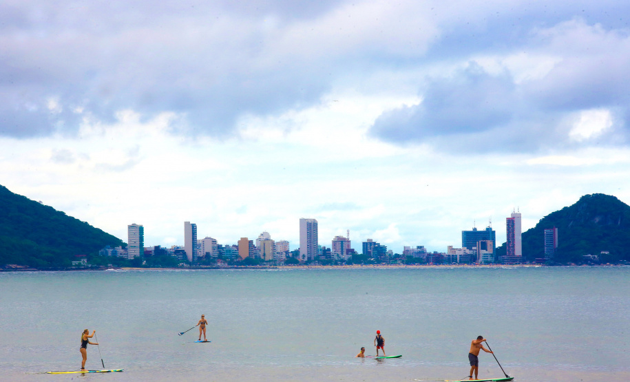 Águas do Litoral e Interior do Estado estão com a maioria dos pontos próprios para banho. Ponta da Pita, em Antonina, permanece impróprio.Foto: Jaelson Lucas/ANPr