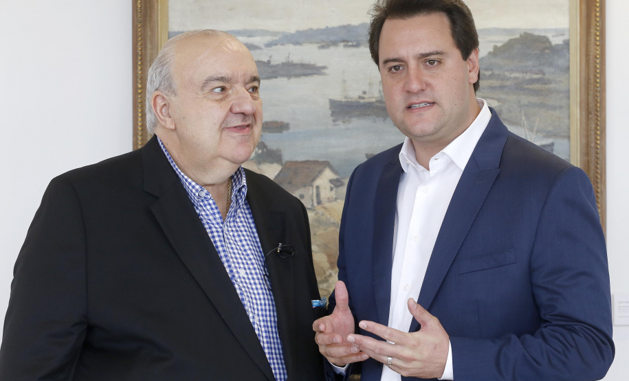 RATINHO JR CONCEDE SUBSIDIO AO TRANSPORTE PÚBLICO DE CURITIBA. O governador Carlos Massa Ratinho Junior anunciou nesta sexta-feira (22) o investimento de R$ 150 milhões em subsídio e obras para o transporte público de Curitiba e Região Metropolitana. Os recursos garantirão tarifa social de R$ 4,50 para o transporte da capital e das cidades vizinhas..Curitiba, 22-02-19.Foto: Arnaldo Alves / ANPr.