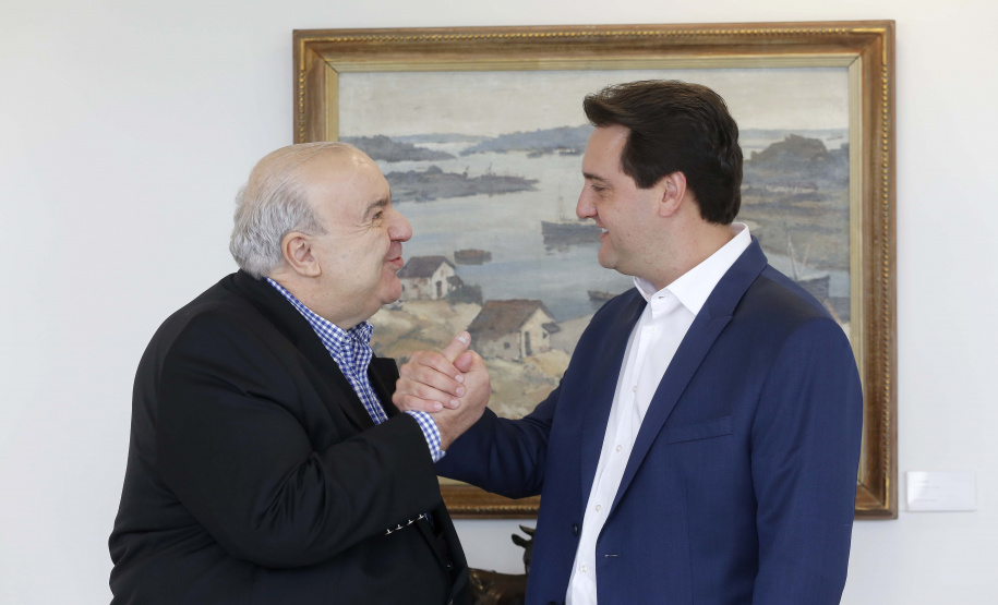 RATINHO JR CONCEDE SUBSIDIO AO TRANSPORTE PÚBLICO DE CURITIBA. O governador Carlos Massa Ratinho Junior anunciou nesta sexta-feira (22) o investimento de R$ 150 milhões em subsídio e obras para o transporte público de Curitiba e Região Metropolitana. Os recursos garantirão tarifa social de R$ 4,50 para o transporte da capital e das cidades vizinhas..Curitiba, 22-02-19.Foto: Arnaldo Alves / ANPr.