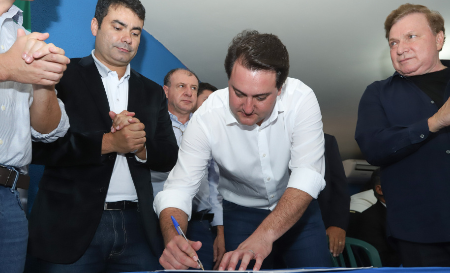 Na solenidade, o governador e o secretário de Desenvolvimento Urbano, João Carlos Ortega, assinaram a autorização para duas licitações. Para Wenceslau Braz, serão repassados R$ 294 mil para aquisição de um caminhão de coleta de lixo. - Pinhalão 22/02/2019 - Foto: Rodrigo Félix Leal/ANPr