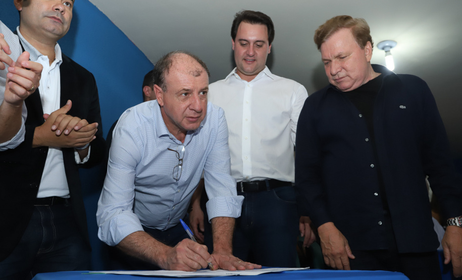 Na solenidade, o governador e o secretário de Desenvolvimento Urbano, João Carlos Ortega, assinaram a autorização para duas licitações. Para Wenceslau Braz, serão repassados R$ 294 mil para aquisição de um caminhão de coleta de lixo. - Pinhalão 22/02/2019 - Foto: Rodrigo Félix Leal/ANPr