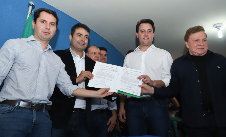 Na solenidade, o governador e o secretário de Desenvolvimento Urbano, João Carlos Ortega, assinaram a autorização para duas licitações. Para Wenceslau Braz, serão repassados R$ 294 mil para aquisição de um caminhão de coleta de lixo. - Pinhalão 22/02/2019 - Foto: Rodrigo Félix Leal/ANPr