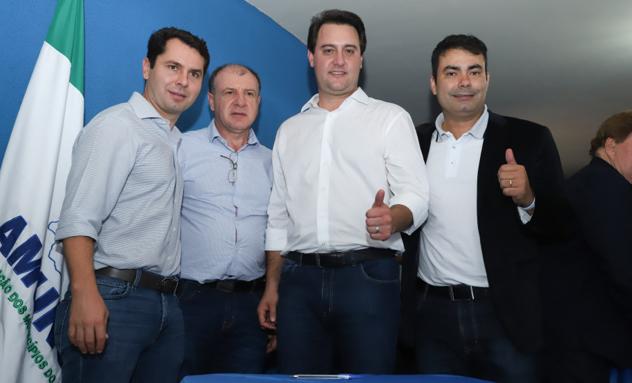 Na solenidade, o governador e o secretário de Desenvolvimento Urbano, João Carlos Ortega, assinaram a autorização para duas licitações. Para Wenceslau Braz, serão repassados R$ 294 mil para aquisição de um caminhão de coleta de lixo. - Pinhalão 22/02/2019 - Foto: Rodrigo Félix Leal/ANPr